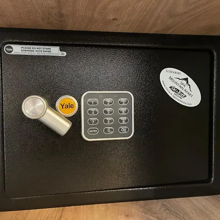 Madlen Kalinowa Sauna Grota Solna 아파트 슈차이르크